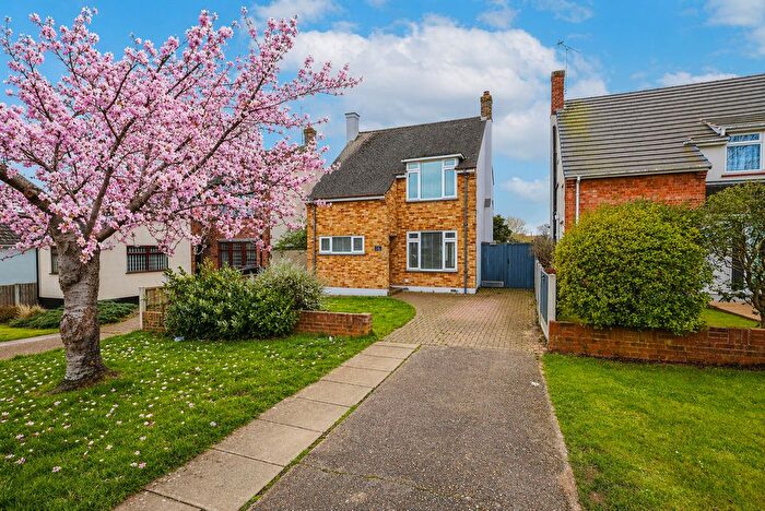 3 Bedroom Detached House For Sale In Nevern Road, Rayleigh, SS6