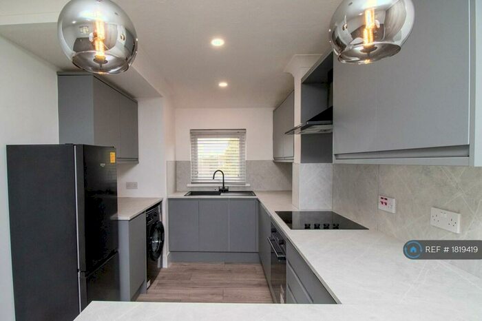 1 Bedroom Flat To Rent In Felmores End, Pitsea, Basildon, SS13