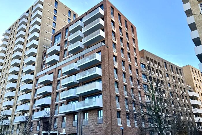 3 Bedroom Flat For Sale In Lakeside Drive, NW10