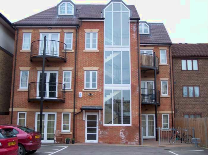 1 Bedroom Flat To Rent In High Street, Addlestone, KT15