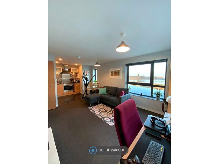 2 Bedroom Flat To Rent In The Decks, Runcorn, WA7