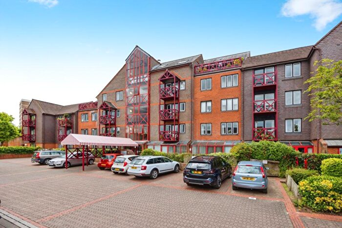2 Bedroom Flat For Sale In The Mount, Guildford, Surrey, GU2