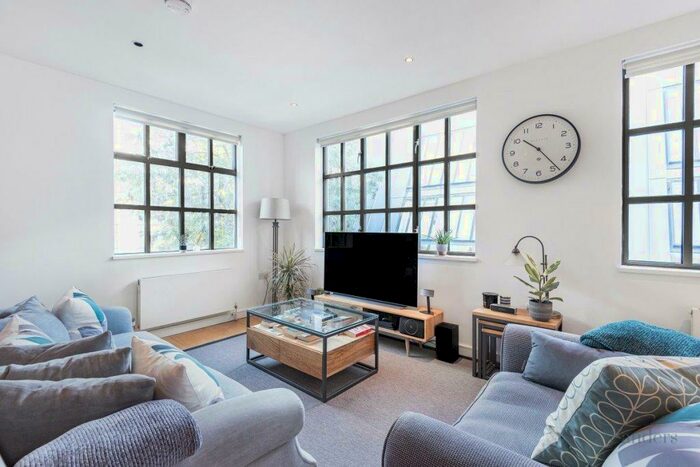 2 Bedroom Flat To Rent In Buckingham Road, Hackney, London, N1