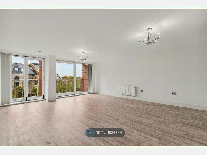 3 Bedroom Flat To Rent In Brentford, London, TW8