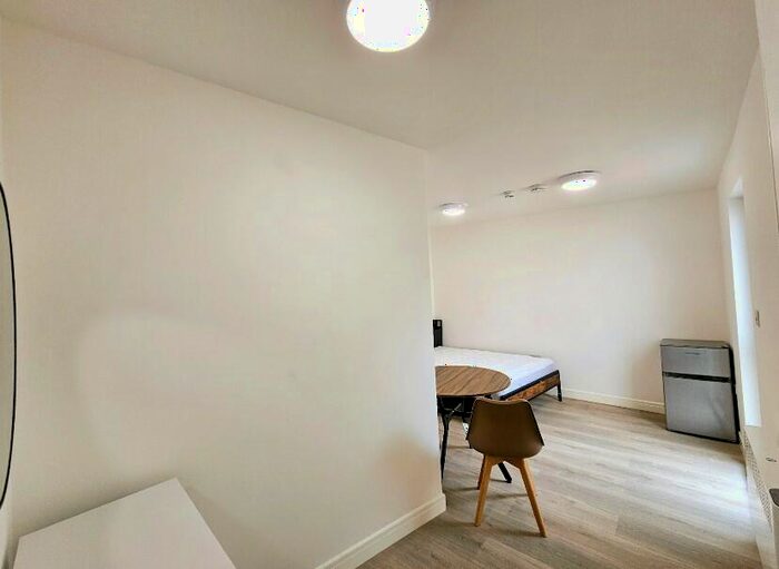 Studio To Rent In Hythe Street, Dartford, Kent, DA1