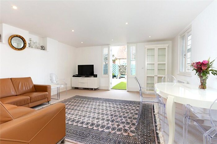 2 Bedroom Apartment For Sale In Caxton Yard, Farnham, Surrey, GU9