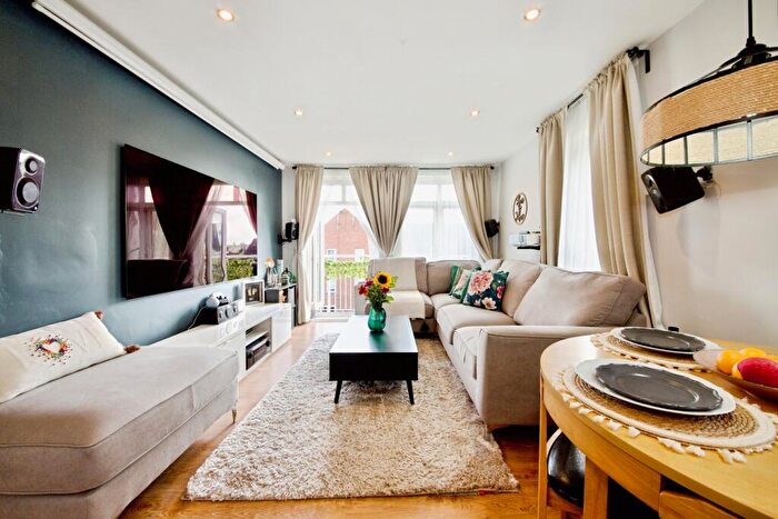 2 Bedroom Flat For Sale In Cambridge Close, Barnet, Hertfordshire, EN4