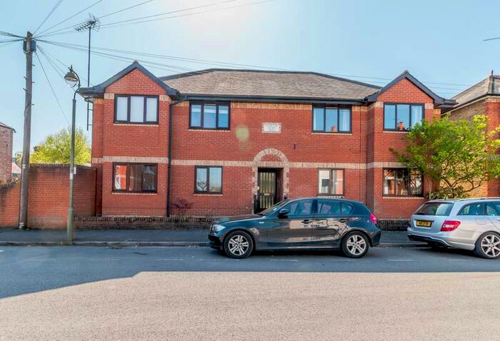 2 Bedroom Flat To Rent In Hamilton Mews, Holstein Avenue, Weybridge, KT13