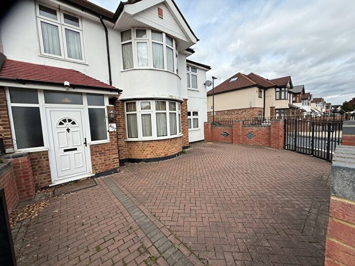 5 Bedroom Detached House To Rent In Hanworth Road, Hounslow, Greater London, TW4