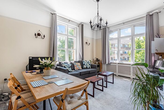 2 Bedroom Flat To Rent In Abbeville Road, Clapham, London, SW4