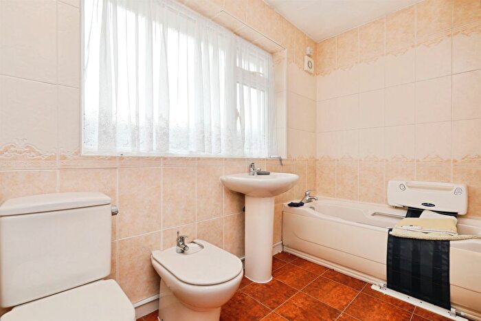 2 Bedroom Detached Bungalow For Sale In Lilac Grove, Bawtry, Doncaster, DN10
