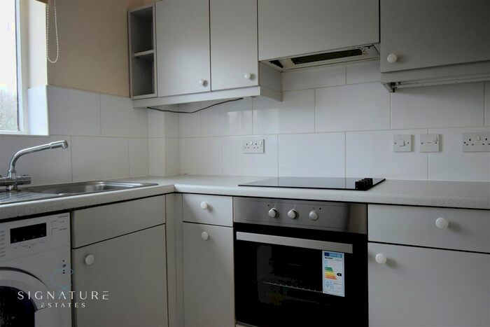 2 Bedroom Flat For Sale In Cotterells Hill, Hemel Hempstead, HP1