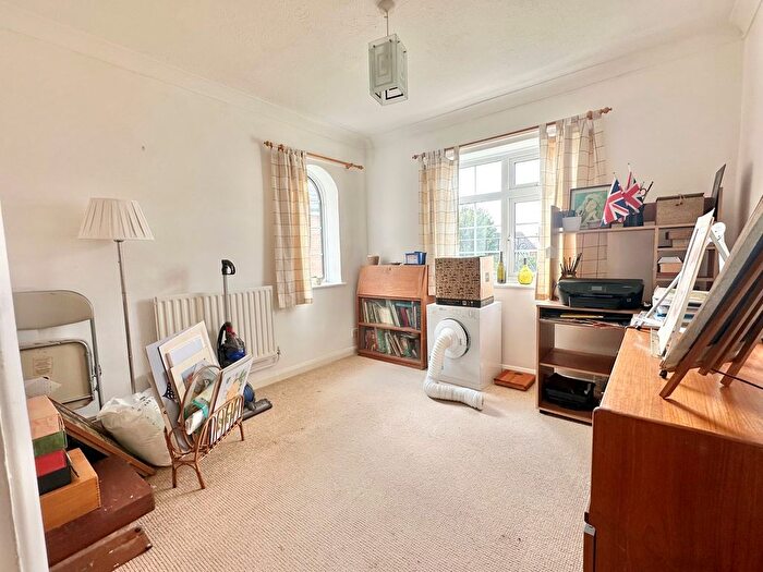 2 Bedroom Flat For Sale In Garden Close, Bexhill-On-Sea, TN40