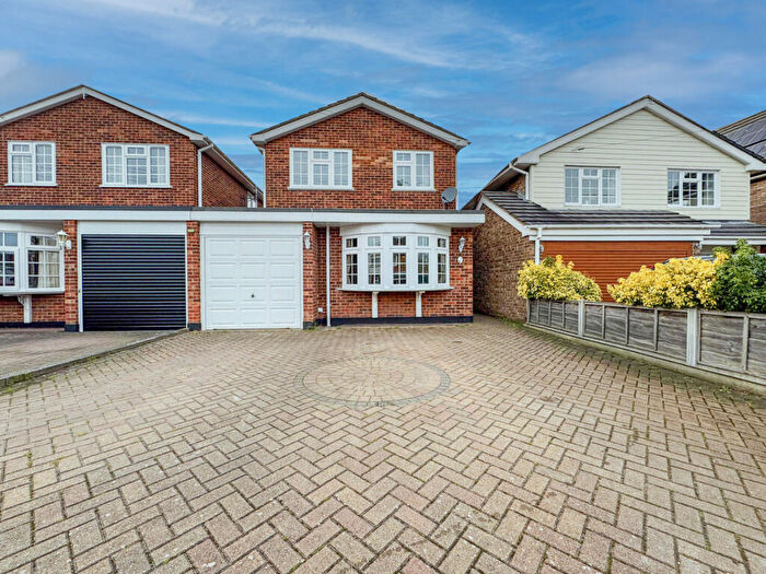 3 Bedroom Link Detached House For Sale In Hilltop Avenue, Hullbridge, SS5