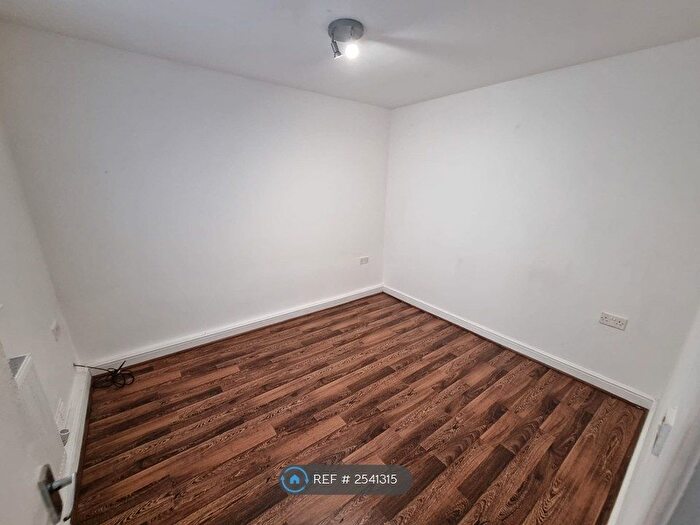 2 Bedroom Flat To Rent In Alban Court, Ashton-Under-Lyne, OL6