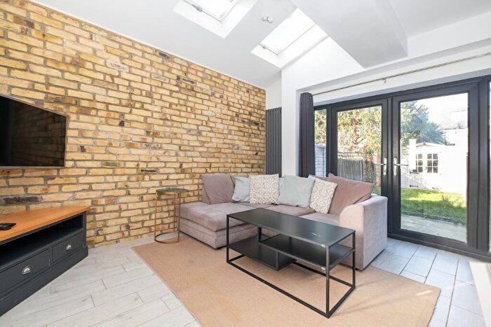 2 Bedroom Flat To Rent In Midmoor Road London, SW12