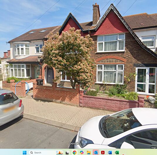 3 Bedroom Flat To Rent In Moyser Road, Streatham, SW16