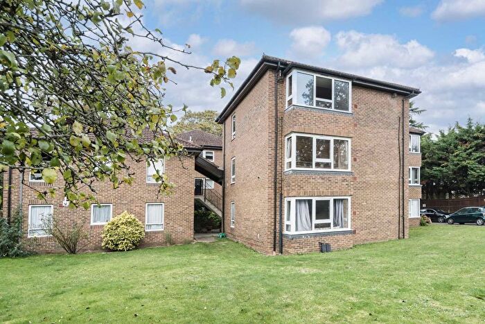 2 Bedroom Flat To Rent In Teddington Park, Teddington, TW11