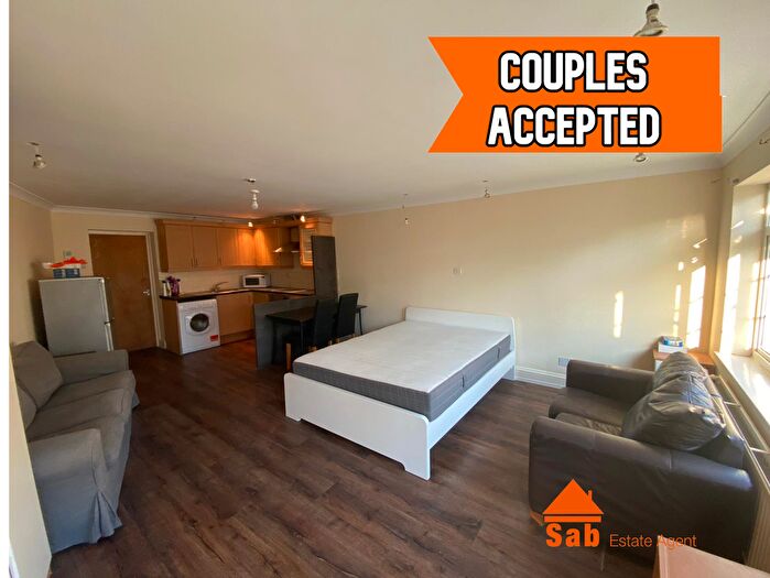 Studio To Rent In Great West Road, Hounslow, TW5