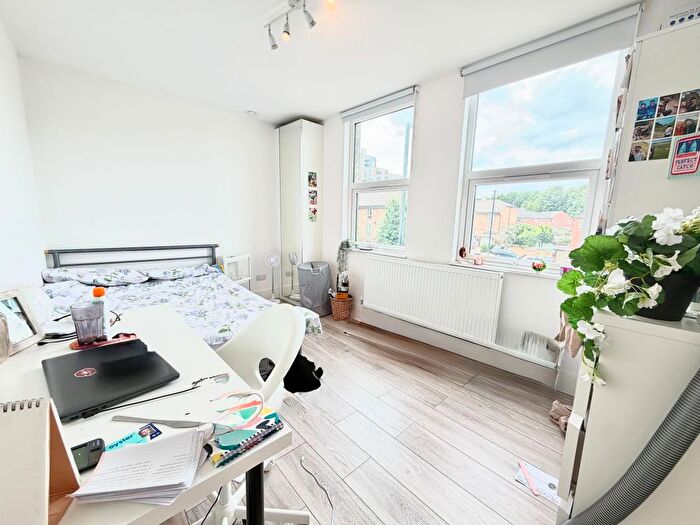 3 Bedroom Flat To Rent In Turnpike Lane, London, N8