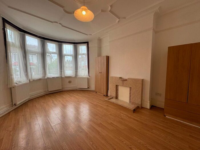 2 Bedroom Flat To Rent In Lodge Drive, London, N13