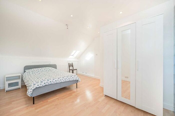 2 Bedroom Flat For Sale In Gassiot Road, London, SW17