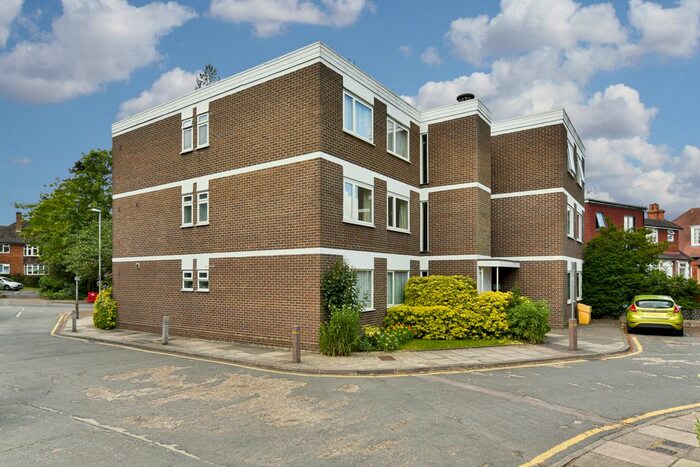 2 Bedroom Flat To Rent In Mountcombe Close, Surbiton, KT6