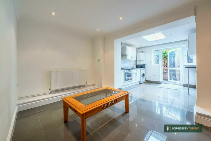 4 Bedroom Flat To Rent In Brondesbury Road, Queens Park, NW6