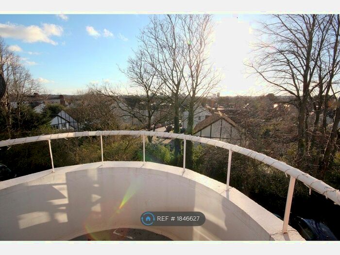 2 Bedroom Flat To Rent In Hillside Court, Penylan, Cardiff, CF23