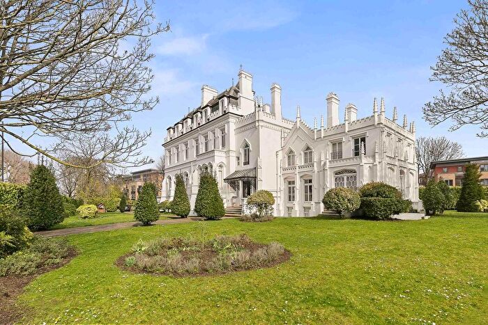 2 Bedroom Flat For Sale In Oakbrook Lodge, Hammersmith, W6