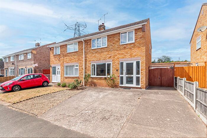 3 Bedroom Semi-Detached House For Sale In Greenacres Road, Worcester, WR2