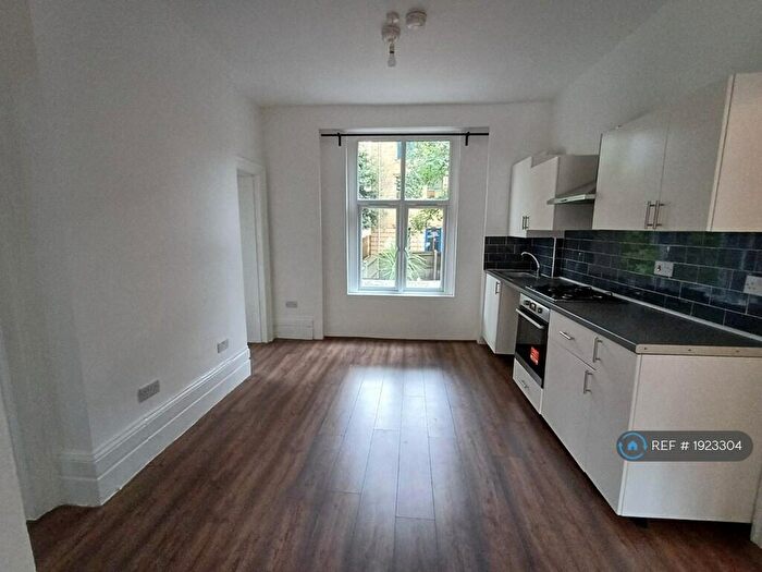 2 Bedroom Flat To Rent In Cressingham Road, London, SE13