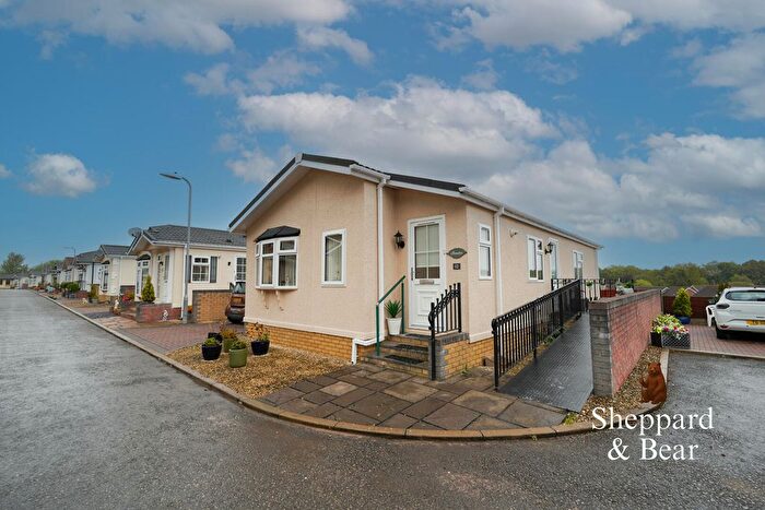 2 Bedroom Mobile/park Home For Sale In Winston Avenue, Cambrian Residential Park, Cardiff, CF5
