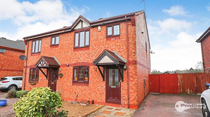 3 Bedroom Semi Detached House For Sale In Wensum Close, Hinckley, LE10