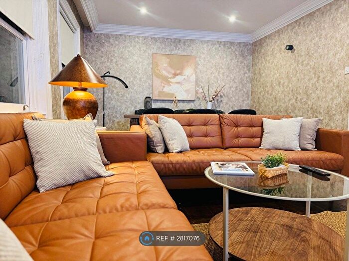 3 Bedroom Flat To Rent In Beaufort Gardens, London, SW3