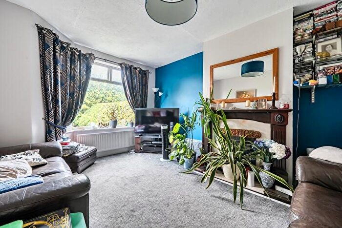 3 Bedroom Semi-Detached House For Sale In Mays Lane, Barnet, London, EN5