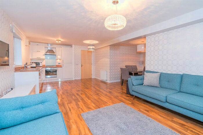 2 Bedroom Flat To Rent In Broughton Road, Edinburgh, EH7