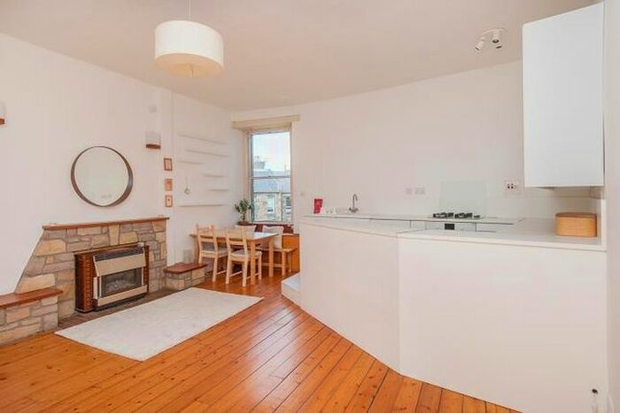 2 Bedroom Flat To Rent In Meadowbank Crescent, Edinburgh EH8