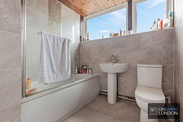4 Bedroom Maisonette To Rent In Glaucus Street, Bow, E3