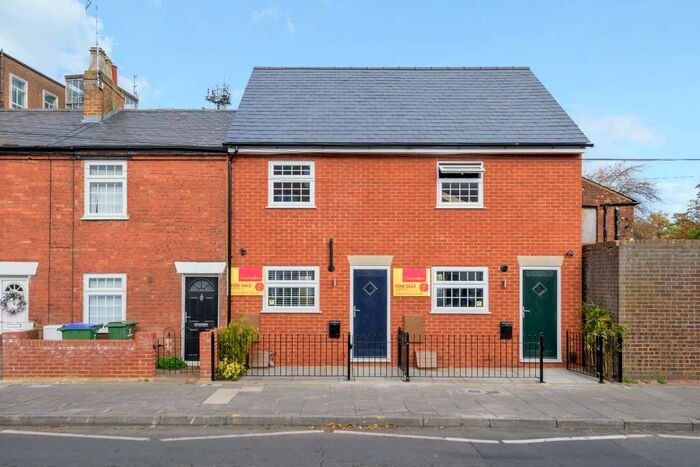 2 Bedroom Town House To Rent In New Street, Aylesbury, HP20