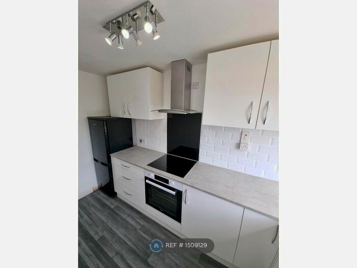 2 Bedroom Flat To Rent In Winston Close, Romford, RM7