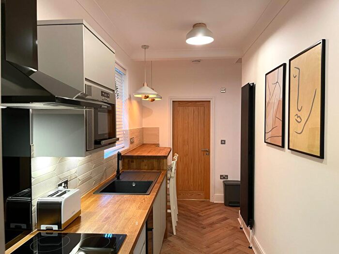 2 Bedroom Flat To Rent In Stylish Bedroom Bath Apartment // /, LN1