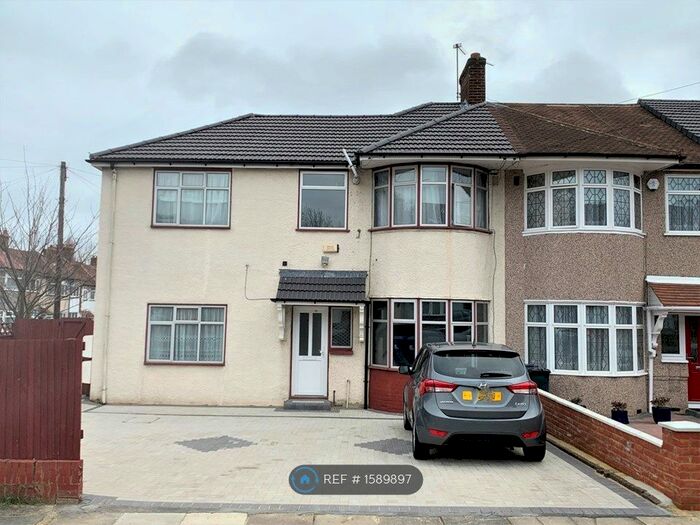 Studio To Rent In Wharncliffe Drive, Southall, UB1