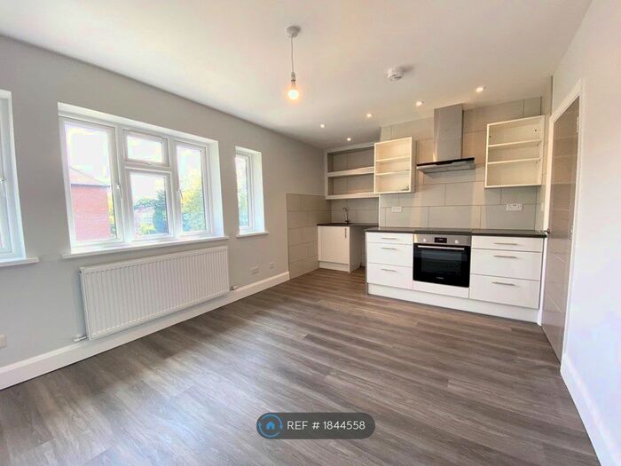 2 Bedroom Flat To Rent In Carley Court, London, N12