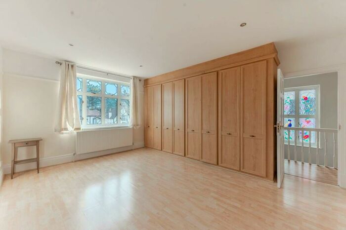 5 Bedroom Detached House To Rent In Dukes Avenue, Edgware, HA8
