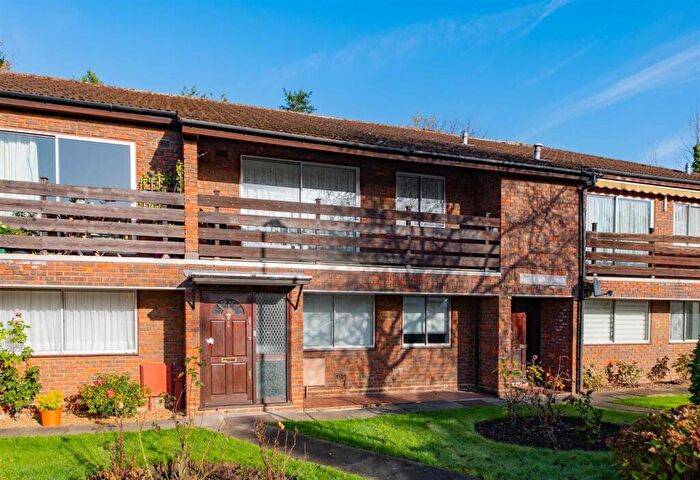 2 Bedroom Flat To Rent In North Crescent, Little Dell Lodge North Crescent, N3