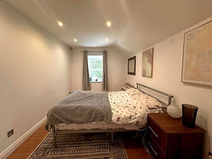 2 Bedroom Apartment To Rent In Greystones Court, Roundhay, LS8