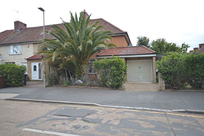 4 Bedroom Semi-Detached House To Rent In Bromhall Road, Becontree, Dagenham, RM8