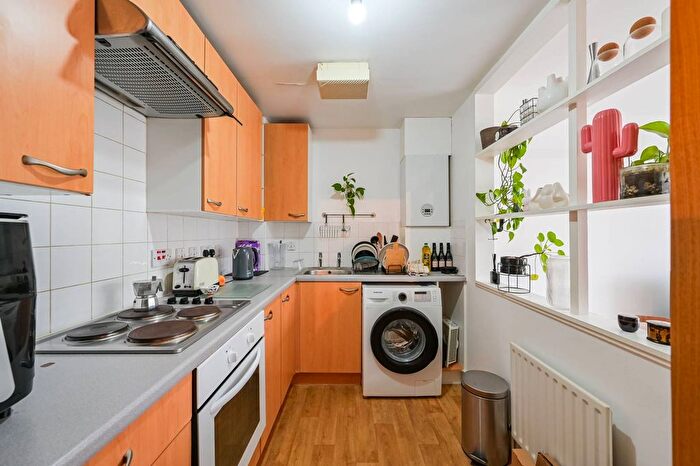 2 Bedroom Flat To Rent In Watts Grove, Bow, London, E3