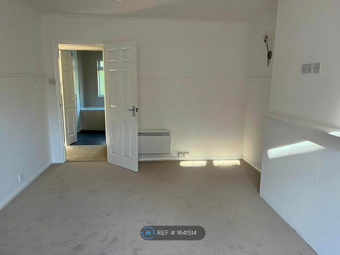 2 Bedroom Flat To Rent In Kent Lodge, Maidenhead, SL6